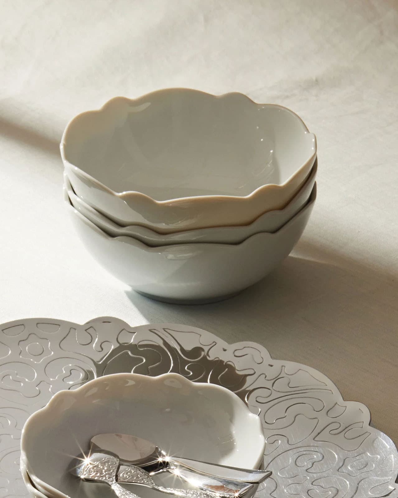 ALESSI Dressed アレッシドレスサービングプレート Dressed / ドレスド｜ALESSI JAPAN（アレッシ ジャパン）公式通販