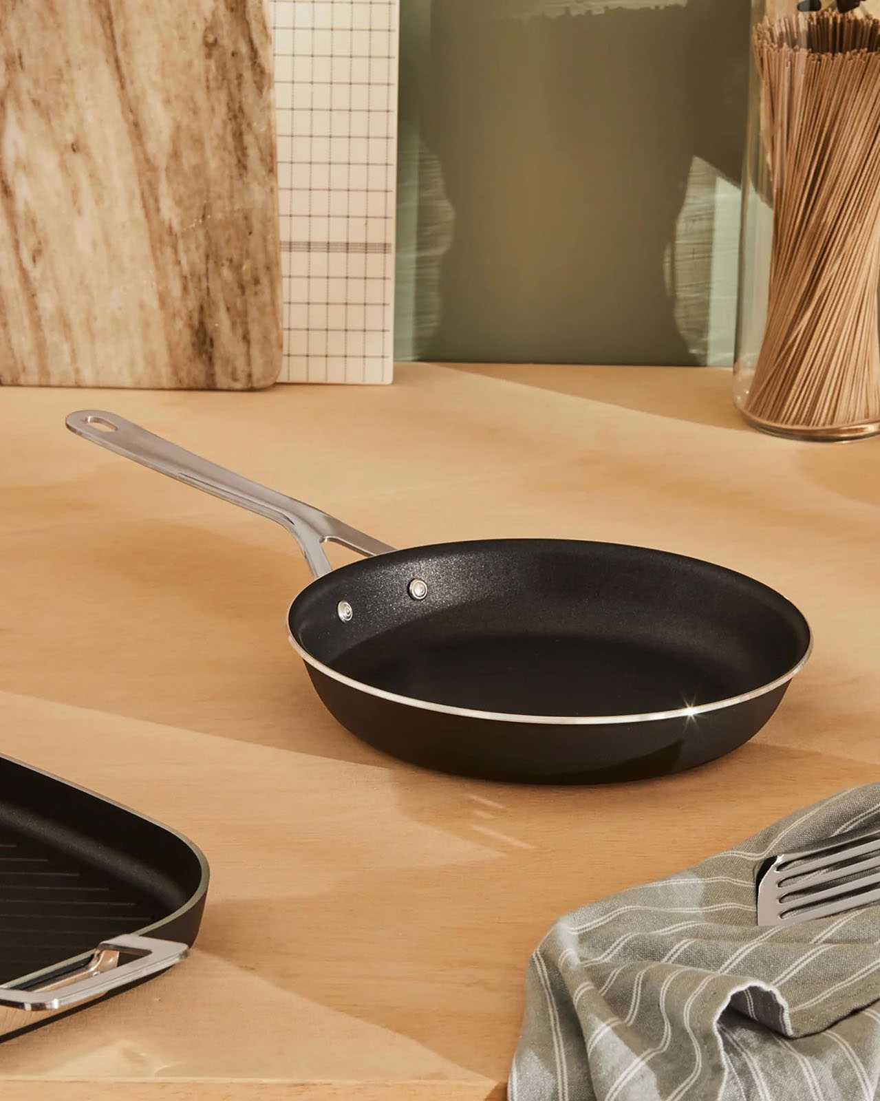 Pots&Pans フライパン（直径24cm）【AJM110/24B】｜ALESSI JAPAN