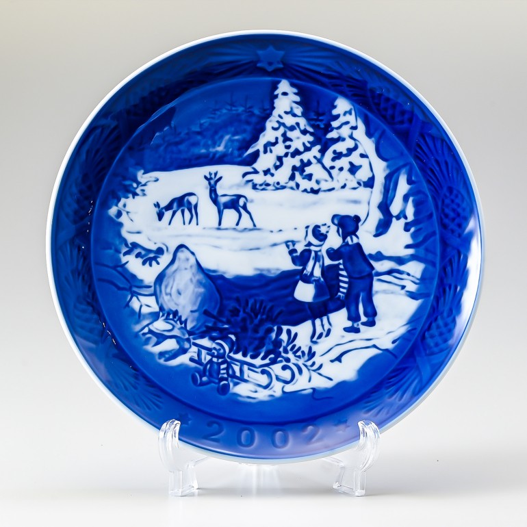 ロイヤルコペンハーゲン イヤープレート 2002年 平成14年 皿立て付き クリスマスプレート Winter in the forest 1901102 名入れ可有料 北欧食器 洋食器 【スペシャルラッピング660円(別売り)】