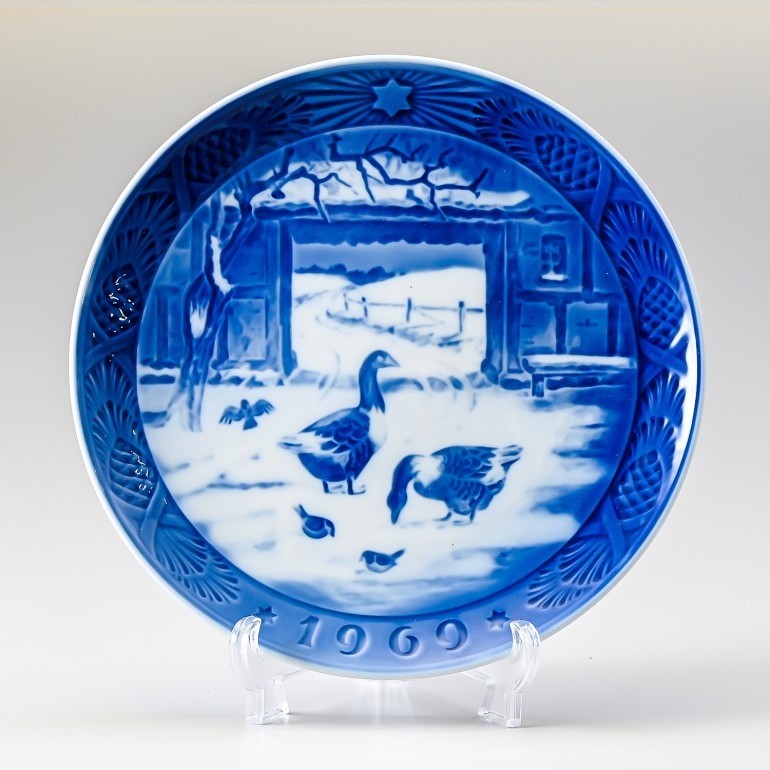 ロイヤルコペンハーゲン イヤープレート 1969年 昭和44年 皿立て付き クリスマスプレート 古い農家の庭 1901069 名入れ可有料 北欧食器 洋食器 【スペシャルラッピング660円(別売り)】