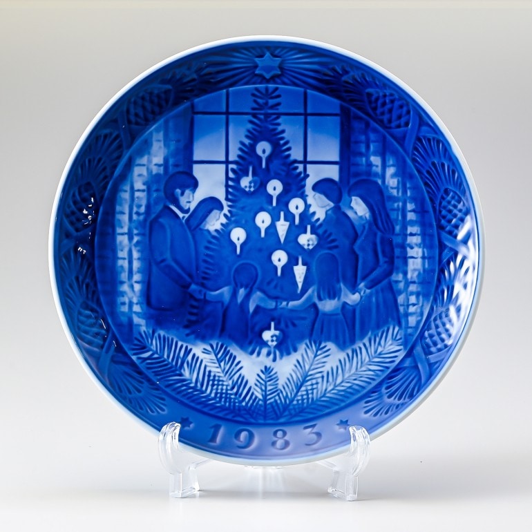 ロイヤルコペンハーゲン イヤープレート 1983年 昭和58年 皿立て付き クリスマスプレート 1901083 名入れ可有料 北欧食器 洋食器 【スペシャルラッピング660円(別売り)】