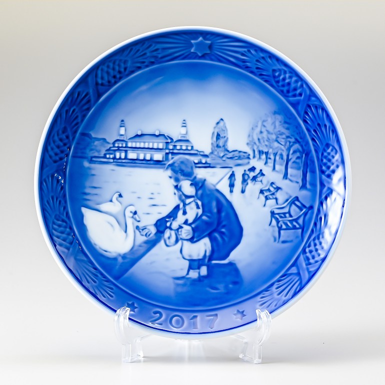 ロイヤルコペンハーゲン イヤープレート 2017年 平成29年 皿立て付き クリスマスプレート 湖畔の散歩 1901117 名入れ可有料 北欧食器 洋食器 【スペシャルラッピング660円(別売り)】