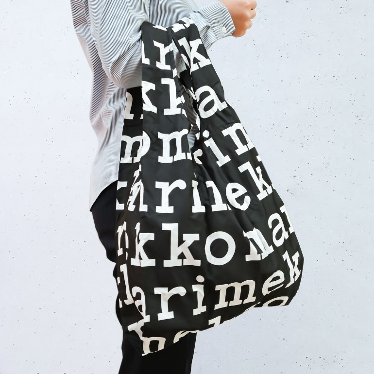 マリメッコ marimekko バッグ エコバッグ 買い物袋 SMARTBAG MARILOGO マリロゴ ブラック 041395 910 (048854 910) 刺しゅう可有料 北欧雑貨 北欧デザイン ネコポス限定 送料無料<br>【スペシャルラッピング660円(別売り)】