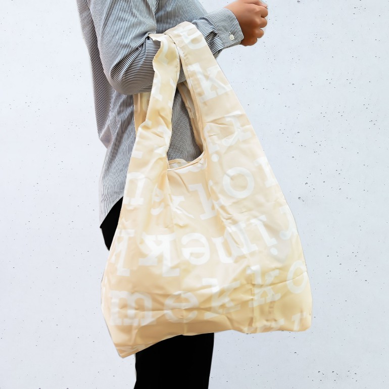 マリメッコ marimekko バッグ エコバッグ 買い物袋 スマートバッグ Logo ロゴ ベージュ×オフホワイト 049527 810 刺しゅう可有料 北欧雑貨 北欧デザイン【スペシャルラッピング660円(別売り)】