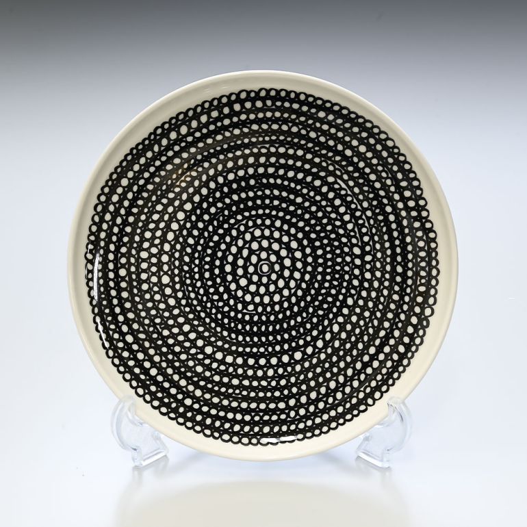 【名入れ可有料】マリメッコ marimekko プレート 20ｃm Siirtolapuutarha シイルトラプータルハ ドット柄×ブラック×ホワイト 食器 皿 063303 199 北欧食器 洋食器【スペシャルラッピング660円(別売り)】