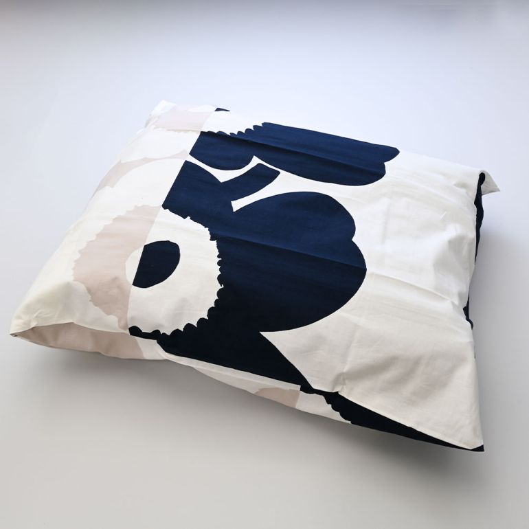 マリメッコ marimekko ピローケース 枕カバー 50×70cm Suur Unikko スーラ ウニッコ ダークブルー×オフホワイト×サンド 071110 890 北欧雑貨 北欧デザイン【スペシャルラッピング660円(別売り)】