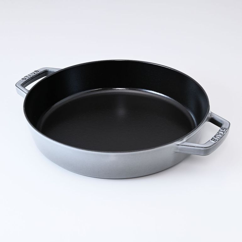ストウブ staub フライパン 26cm ラウンド スタッカブルディッシュ グラファイトグレー 鋳物 ホーロー 調理器具 12232618 (40511-726-0) 洋食器 【スペシャルラッピング1100円(別売り)】