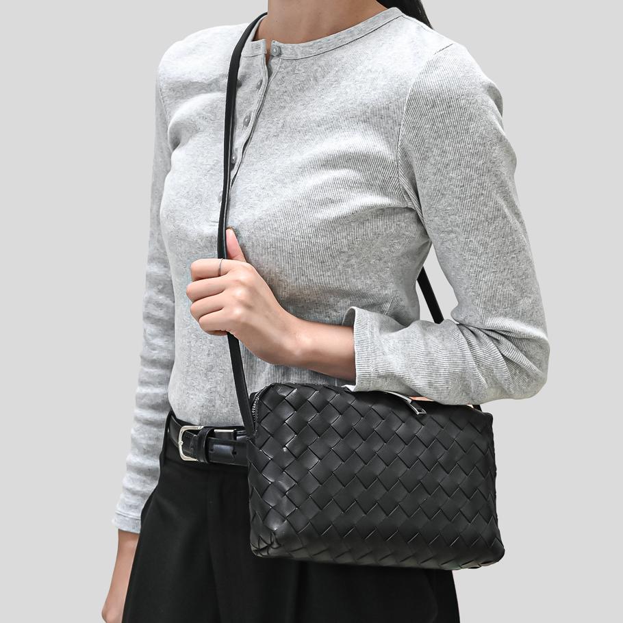 ボッテガヴェネタ BOTTEGA VENETA ショルダーバッグ クロスボディバッグ イントレチャート レディース ブラック 597329 V3UH3 8803 Made in ITALY レザー