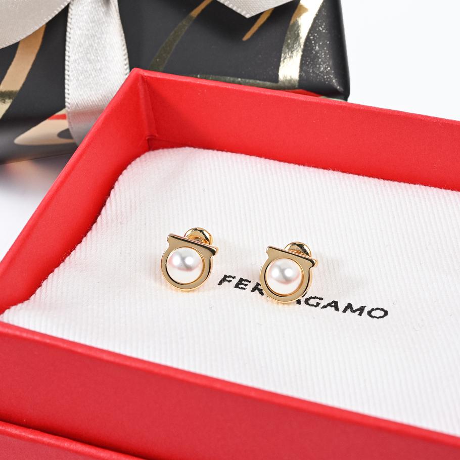 【スペシャルラッピング付き】フェラガモ Salvatore Ferragamo サルヴァトーレフェラガモ ピアス パールピアス ガンチーニ レディース ゴールド 760121 696454 0696454