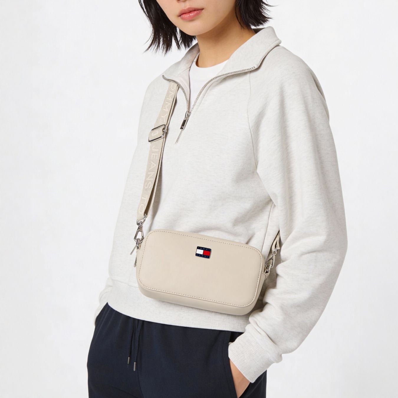 高品質ヨーロッパ輸入モデル トミーヒルフィガー TOMMY HILFIGER ショルダーバッグ レディース TOMMY JEANS DAILY ELEVATED CAMERA アイボリー AM0AW18065 ABY SAND