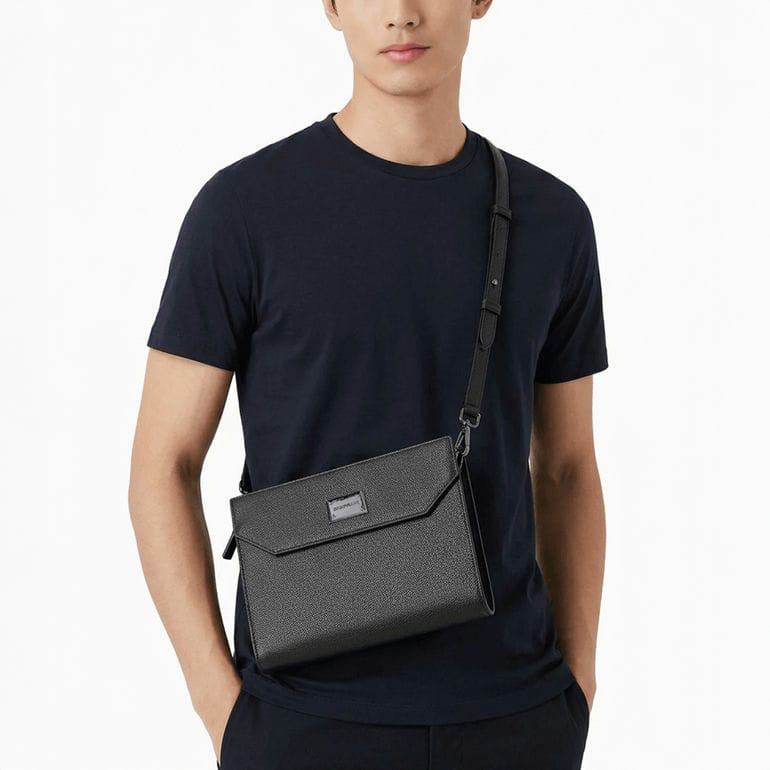 エンポリオ アルマーニ EMPORIO ARMANI ショルダーバッグ ロゴプレート メンズ ブラック EM005791 AF13788 UC001