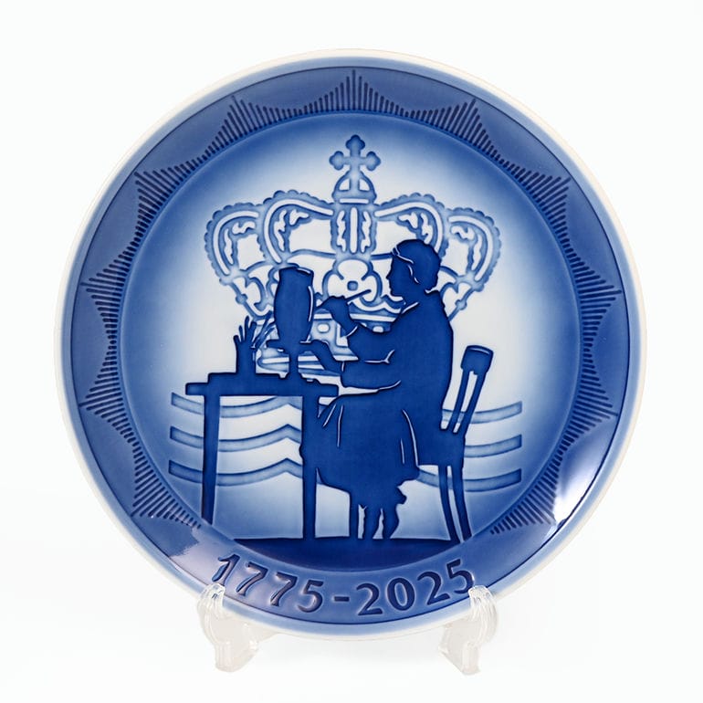 【名入れ可有料】ロイヤルコペンハーゲン ROYAL COPENHAGEN イヤープレート 250周年記念プレート エルゼ・ハッセルリス ペインター 1074930(1925125) 皿立て付き 北欧食器 洋食器【スペシャルラッピング660円(別売り)】