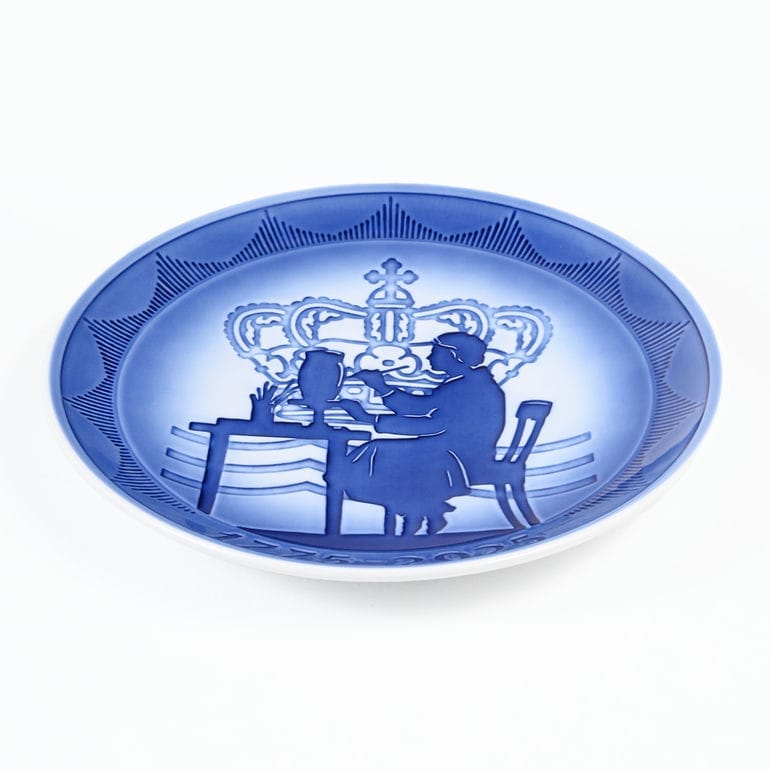 【名入れ可有料】ロイヤルコペンハーゲン ROYAL COPENHAGEN イヤープレート 250周年記念プレート エルゼ・ハッセルリス ペインター 1074930(1925125) 皿立て付き 北欧食器 洋食器【スペシャルラッピング660円(別売り)】