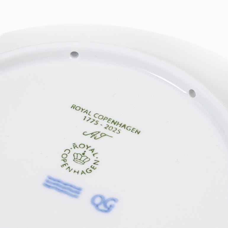【名入れ可有料】ロイヤルコペンハーゲン ROYAL COPENHAGEN イヤープレート 250周年記念プレート エルゼ・ハッセルリス ペインター 1074930(1925125) 皿立て付き 北欧食器 洋食器【スペシャルラッピング660円(別売り)】