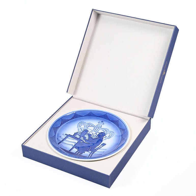 【名入れ可有料】ロイヤルコペンハーゲン ROYAL COPENHAGEN イヤープレート 250周年記念プレート エルゼ・ハッセルリス ペインター 1074930(1925125) 皿立て付き 北欧食器 洋食器【スペシャルラッピング660円(別売り)】