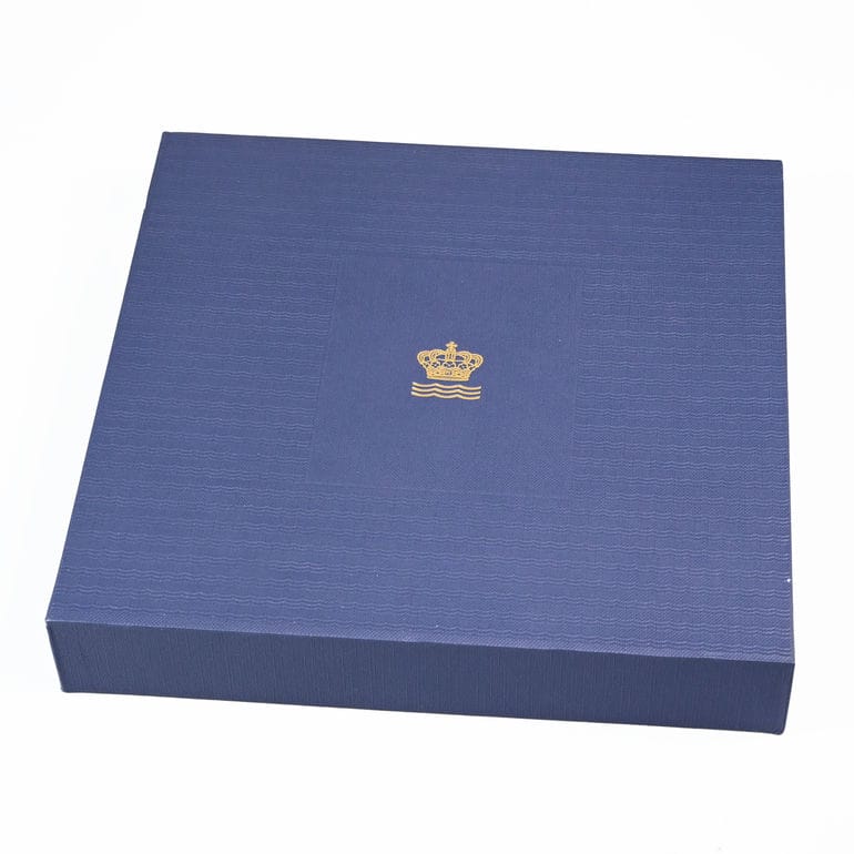 【名入れ可有料】ロイヤルコペンハーゲン ROYAL COPENHAGEN イヤープレート 250周年記念プレート エルゼ・ハッセルリス ペインター 1074930(1925125) 皿立て付き 北欧食器 洋食器【スペシャルラッピング660円(別売り)】