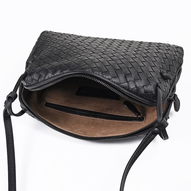 ボッテガヴェネタ BOTTEGA VENETA ショルダーバッグ クロスボディバッグ イントレチャート レディース ブラック 245354 V3UN1 1275 Made in ITALY レザー