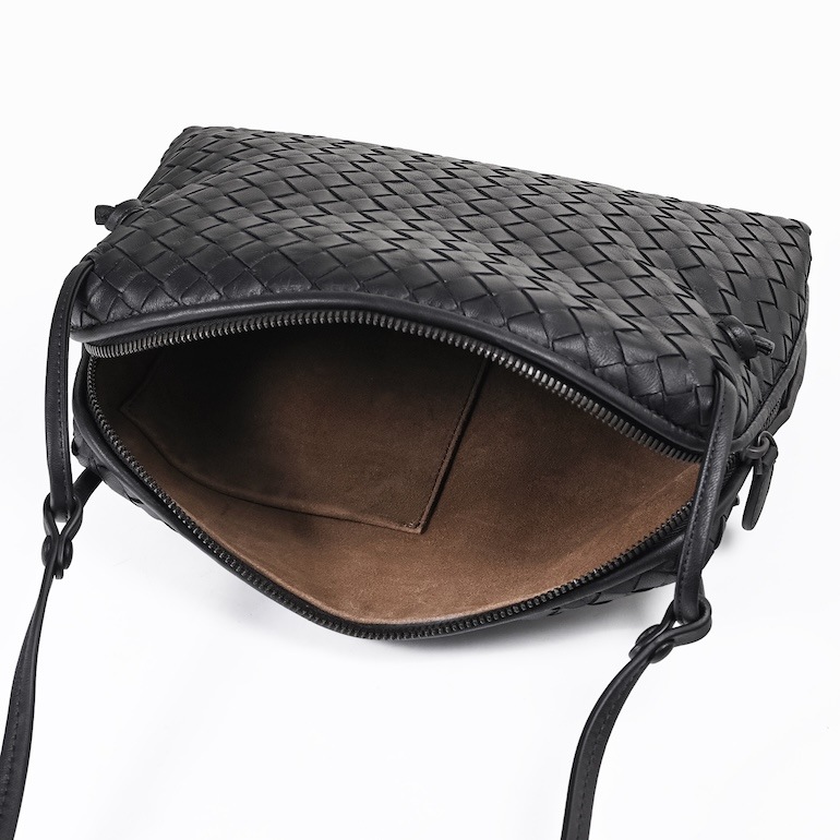 ボッテガヴェネタ BOTTEGA VENETA ショルダーバッグ クロスボディバッグ イントレチャート レディース ブラック 245354 V3UN1 1275 Made in ITALY レザー