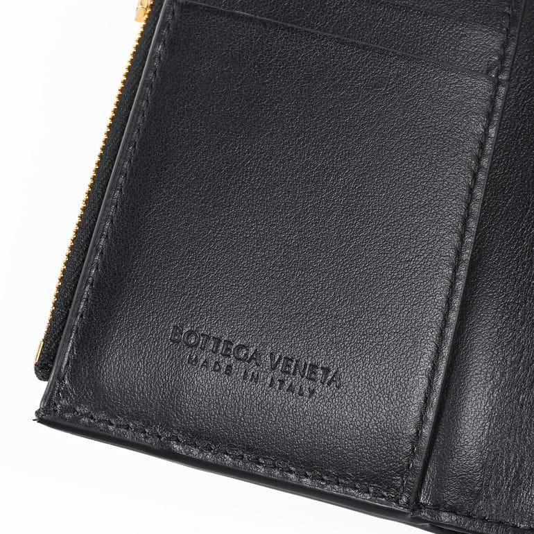 ボッテガヴェネタ BOTTEGA VENETA 三つ折り財布 小銭入れ付き マキシイントレチャート メンズ レディース ブラック 651372 V3UO1 8425(750245)  Made in ITALY レザー<br>【スペシャルラッピング660円(別売り)】