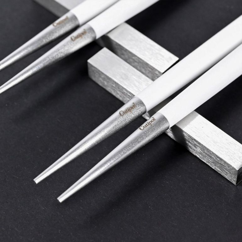 クチポール Cutipol GOA ゴア ホワイト 2膳セット 箸/箸置き 夫婦箸 チョップスティック 22cm GO29 W 洋食器【名入れ対応】【スペシャルラッピング660円(別売り)】