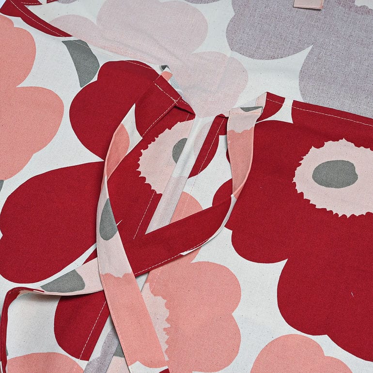 【刺しゅう名入れ可有料】マリメッコ marimekko エプロン ピエ二 ウニッコ ダークチェリー サーモンレッド 73411 073411 384 北欧雑貨 北欧デザイン 【スペシャルラッピング660円(別売り)】