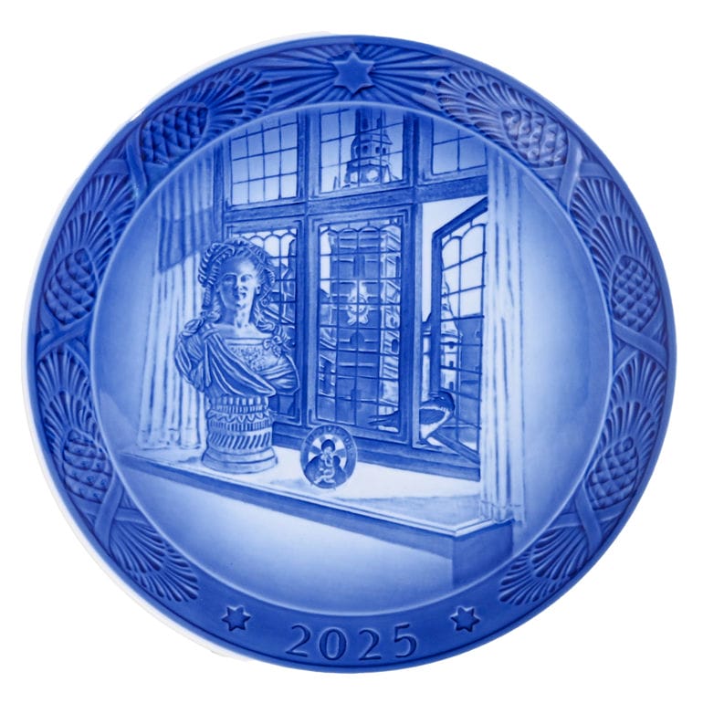 【名入れ可有料】ロイヤルコペンハーゲン ROYAL COPENHAGEN イヤープレート 2025年 令和7年 皿立て付き ジュリアンマリー皇太后の胸像 1901125(1074923) 北欧食器 洋食器 高級 インテリア 置物 オブジェ 【スペシャルラッピング660円(別売り)】