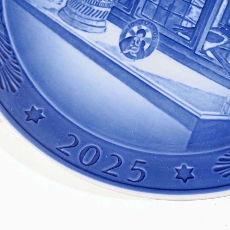 【名入れ可有料】ロイヤルコペンハーゲン ROYAL COPENHAGEN イヤープレート 2025年 令和7年 皿立て付き ジュリアンマリー皇太后の胸像 1901125(1074923) 北欧食器 洋食器 高級 インテリア 置物 オブジェ 【スペシャルラッピング660円(別売り)】