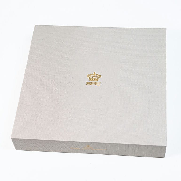 【名入れ可有料】ロイヤルコペンハーゲン ROYAL COPENHAGEN イヤープレート 2025年 令和7年 皿立て付き ジュリアンマリー皇太后の胸像 1901125(1074923) 北欧食器 洋食器 高級 インテリア 置物 オブジェ 【スペシャルラッピング660円(別売り)】