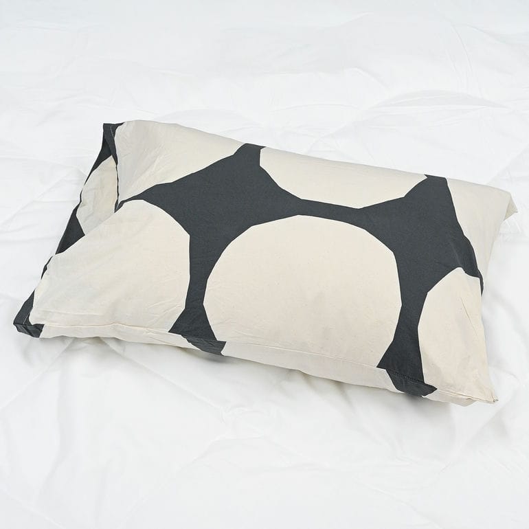 マリメッコ marimekko ピローケース 枕カバー 50×70cm Kivet キヴェット チャコール 72742 072742 910 北欧雑貨 北欧デザイン  クロネコゆうパケット限定 送料無料<br>【スペシャルラッピング660円(別売り)】