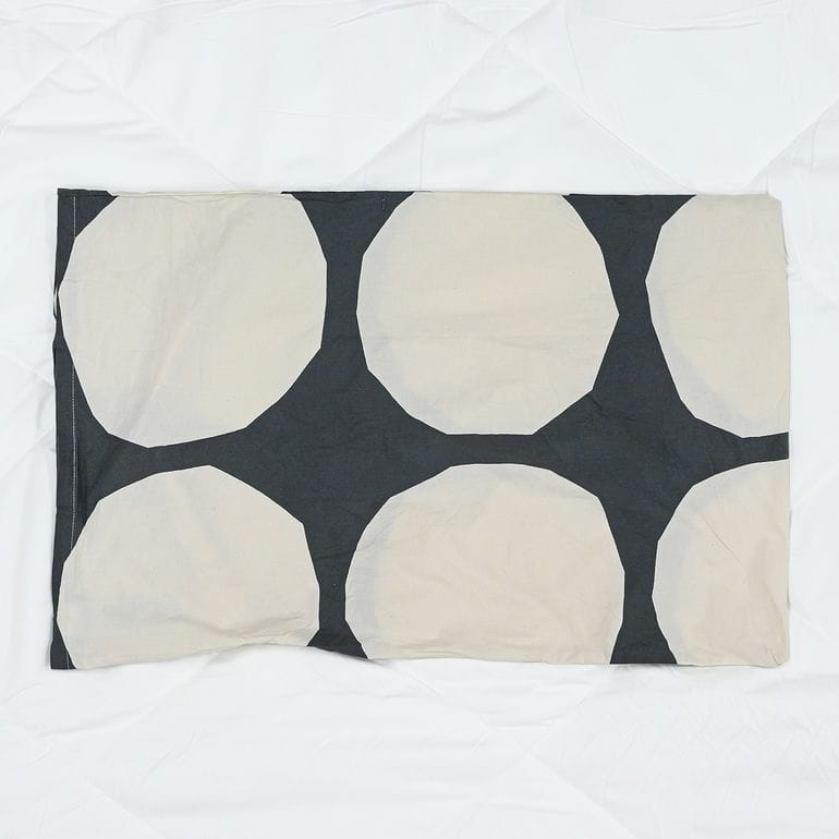 マリメッコ marimekko ピローケース 枕カバー 50×70cm Kivet キヴェット チャコール 72742 072742 910 北欧雑貨 北欧デザイン  クロネコゆうパケット限定 送料無料<br>【スペシャルラッピング660円(別売り)】