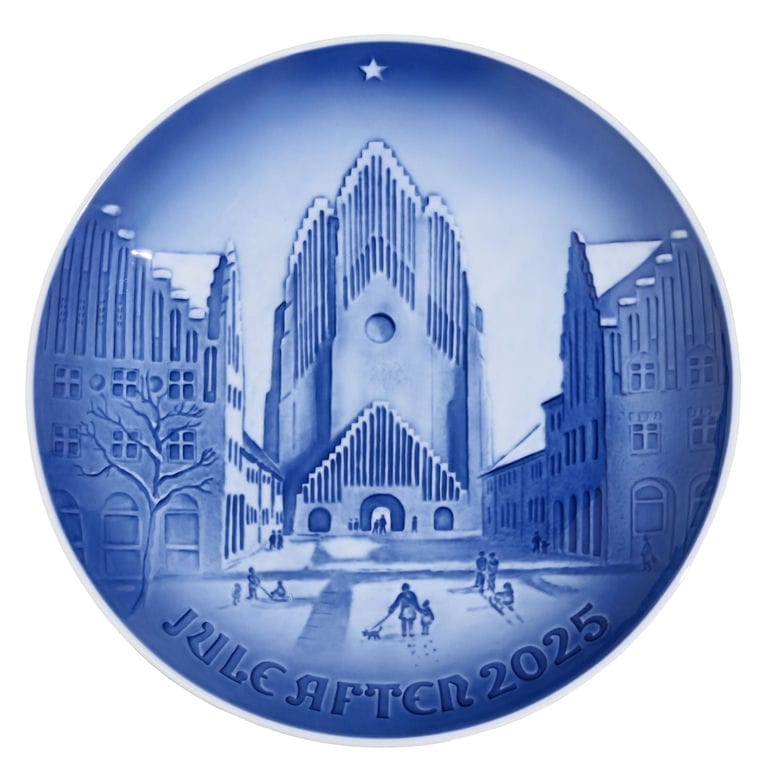 【名入れ可有料】ロイヤルコペンハーゲン ROYAL COPENHAGEN クリスマスプレート ビングオーグレンダール 2025年 令和7年 皿立て付き グルントヴィッヒ教会 1074928(1902225) 北欧食器 洋食器 高級 インテリア 置物 オブジェ 【スペシャルラッピング660円(別売り)】
