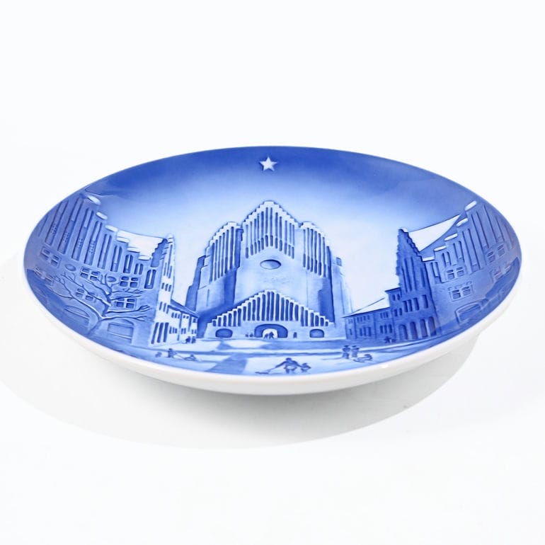 【名入れ可有料】ロイヤルコペンハーゲン ROYAL COPENHAGEN クリスマスプレート ビングオーグレンダール 2025年 令和7年 皿立て付き グルントヴィッヒ教会 1074928(1902225) 北欧食器 洋食器 高級 インテリア 置物 オブジェ 【スペシャルラッピング660円(別売り)】