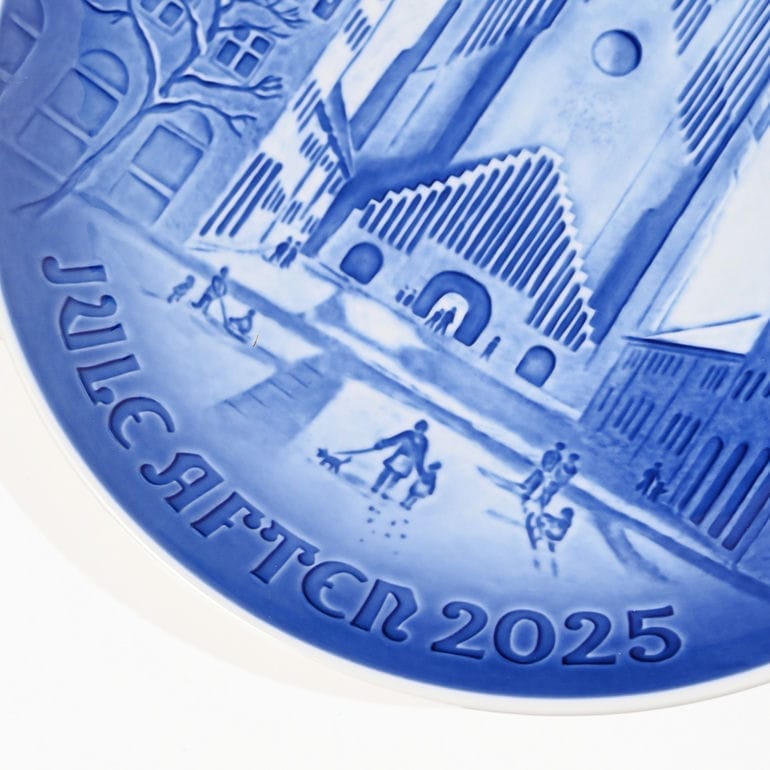 【名入れ可有料】ロイヤルコペンハーゲン ROYAL COPENHAGEN クリスマスプレート ビングオーグレンダール 2025年 令和7年 皿立て付き グルントヴィッヒ教会 1074928(1902225) 北欧食器 洋食器 高級 インテリア 置物 オブジェ 【スペシャルラッピング660円(別売り)】
