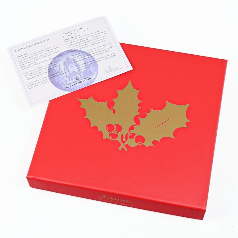 【名入れ可有料】ロイヤルコペンハーゲン ROYAL COPENHAGEN クリスマスプレート ビングオーグレンダール 2025年 令和7年 皿立て付き グルントヴィッヒ教会 1074928(1902225) 北欧食器 洋食器 高級 インテリア 置物 オブジェ 【スペシャルラッピング660円(別売り)】