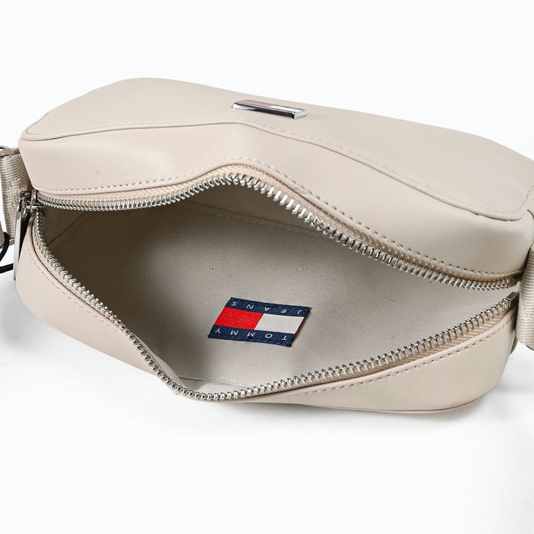 TOMMY HILFIGER トミーヒルフィガー の オンライン限定 エッセンシャルショルダーバッグ ショルダーバッグ
