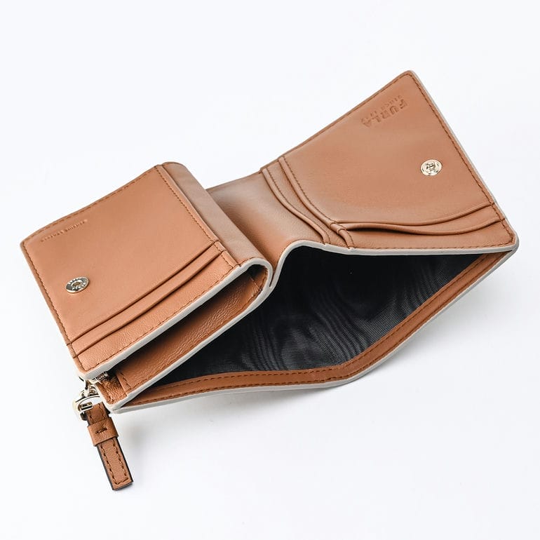 【名入れ可有料】フルラ FURLA 二つ折り財布 CAMELIA カメリア コンパクト ジップウォレット レディース アイボリー ライトブラウン WP00451 BX2725 3426S 箔押し 純正紙袋・リボン付属 【スペシャルラッピング660円(別売り)】