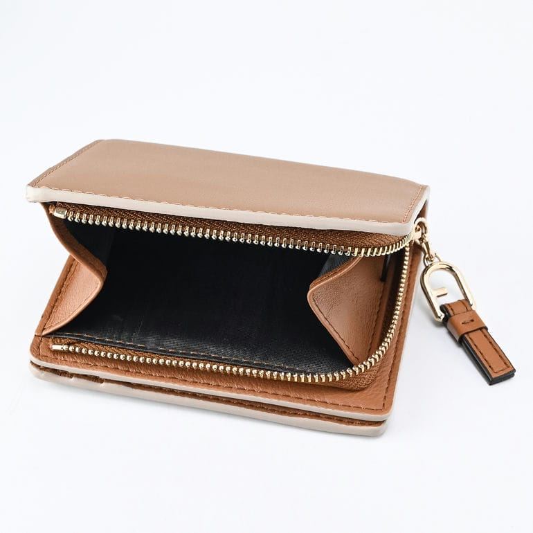 【名入れ可有料】フルラ FURLA 二つ折り財布 CAMELIA カメリア コンパクト ジップウォレット レディース アイボリー ライトブラウン WP00451 BX2725 3426S 箔押し 純正紙袋・リボン付属 【スペシャルラッピング660円(別売り)】