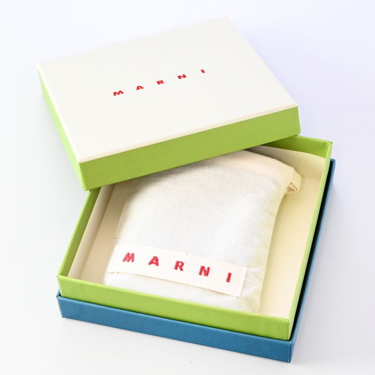 マルニ MARNI 二つ折り財布 レディース ジップ コンパクトウォレット サフィアーノレザー ブラック PFMOQ14U07 LV520 Z360N