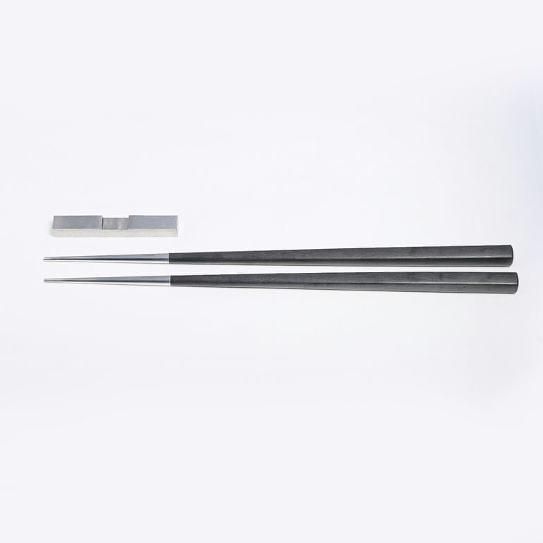 【名入れ可有料】クチポール Cutipol クーべ KUBE  箸+箸置きセット 夫婦箸 チョップスティック 22.5cm ハンドメイド カトラリー シルバー ブラック KU39 食卓 洋食器