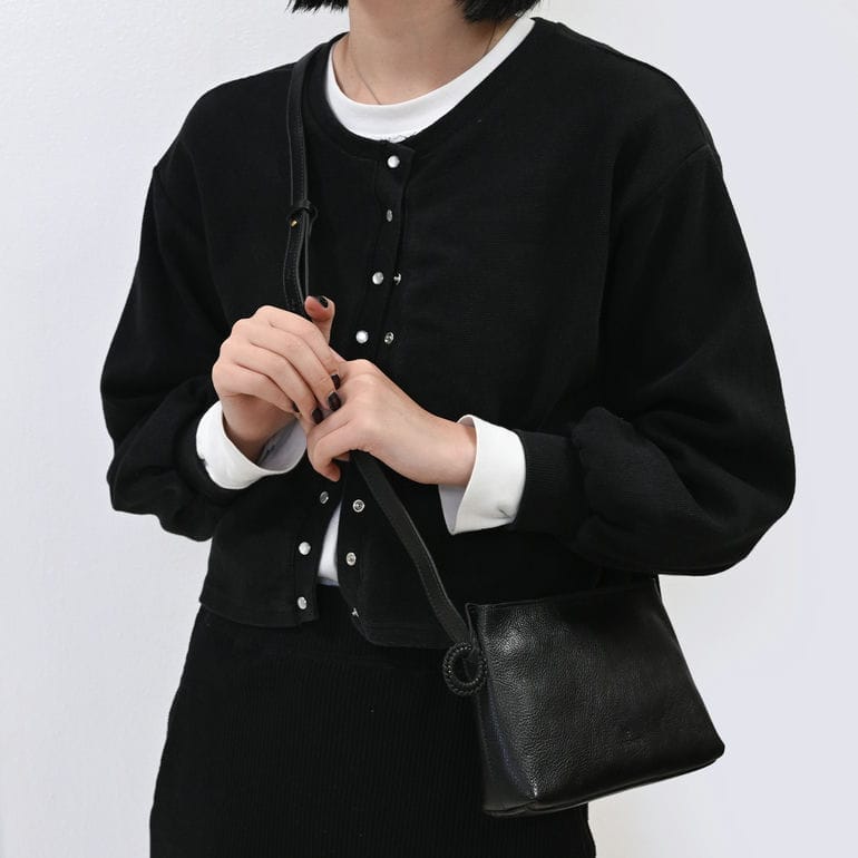 【美品】イルビゾンテ クロスボディバッグ　ブラック イルビゾンテ クロスボディバッグ ブラック クロスボディバッグ