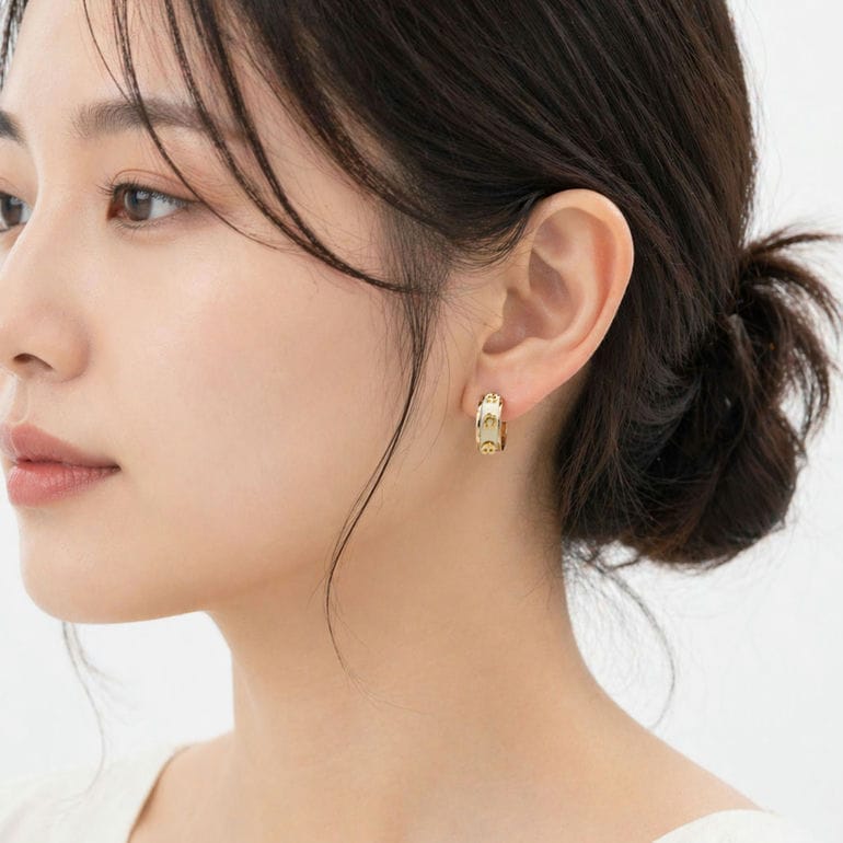 コーチ COACH ピアス フープ型スタッドピアス シグネチャー Cロゴ エナメル レディース オフホワイト ゴールド 448375GLD100 ジュエリー アクセサリー<br>【スペシャルラッピング660円(別売り)】