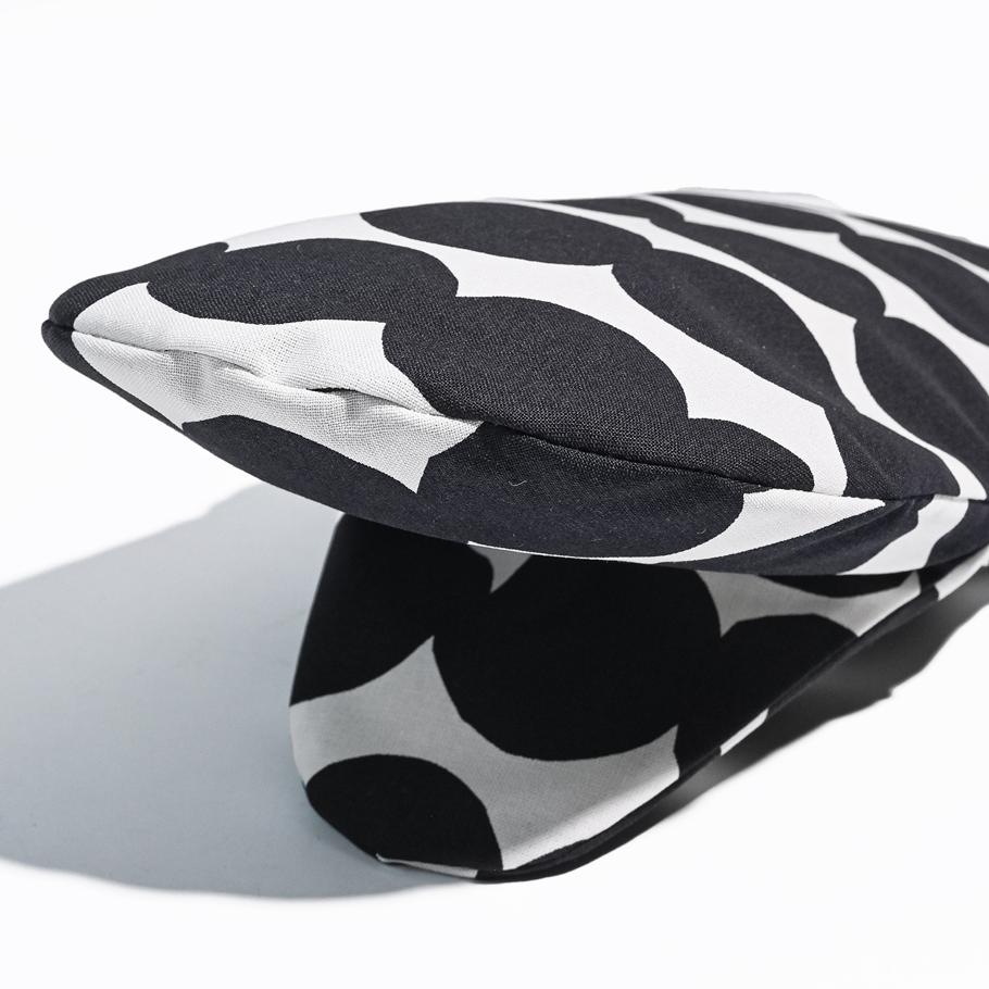 【刺しゅう名入れ可有料】マリメッコ marimekko キッチンセット エプロン ミトン RASYMATTO ラシィマット ブラック ホワイト 71708 071708 190 北欧雑貨 北欧デザイン 【スペシャルラッピング660円(別売り)】