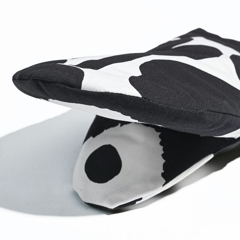 【刺しゅう名入れ可有料】マリメッコ marimekko キッチンセット エプロン ミトン ポットホルダー 鍋敷き Unikko ウニッコ ブラック ホワイト 71709 071709 190 北欧雑貨 北欧デザイン 【スペシャルラッピング660円(別売り)】