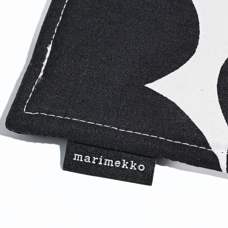 【刺しゅう名入れ可有料】マリメッコ marimekko キッチンセット エプロン ミトン ポットホルダー 鍋敷き Unikko ウニッコ ブラック ホワイト 71709 071709 190 北欧雑貨 北欧デザイン 【スペシャルラッピング660円(別売り)】