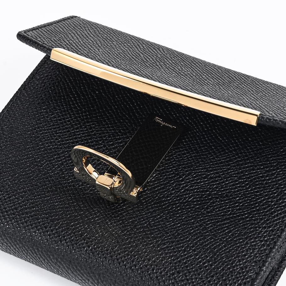 【名入れ可有料】【スペシャルラッピング付き】フェラガモ Salvatore Ferragamo サルヴァトーレフェラガモ 二つ折り財布 小銭入れ付き ウォレット ガンチーニ レディース ブラック 22C877 673998 0673998