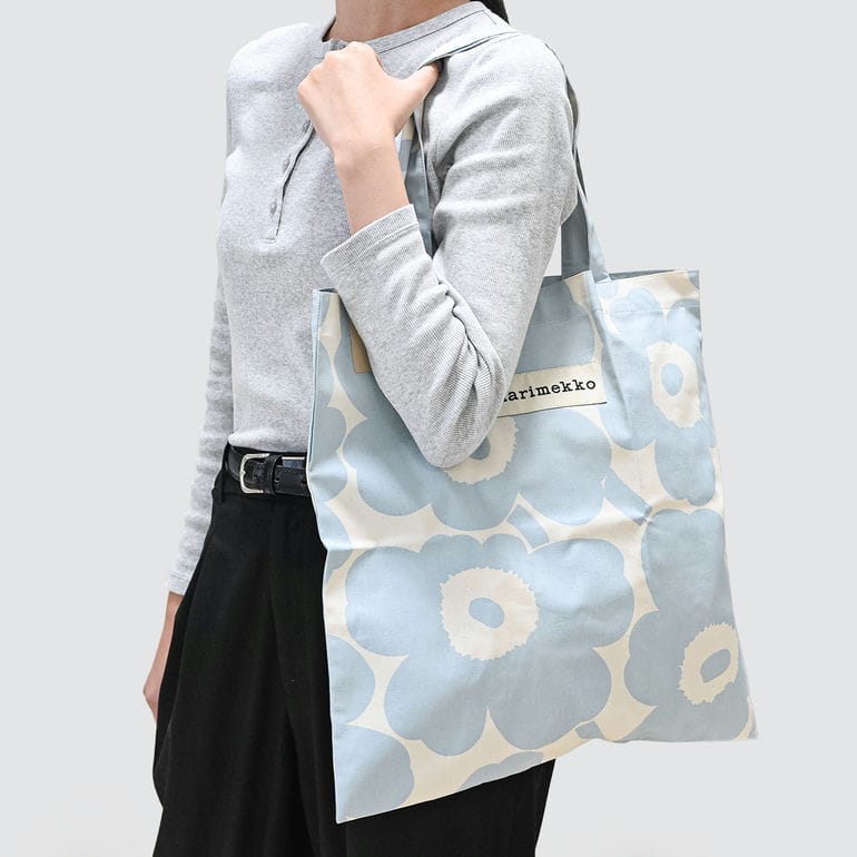 【名入れ可有料】マリメッコ marimekko トートバッグ Unikko ウニッコ スカイブルー ファブリック レディース 北欧雑貨 北欧デザイン ネコポス限定<br>【スペシャルラッピング660円(別売り)】