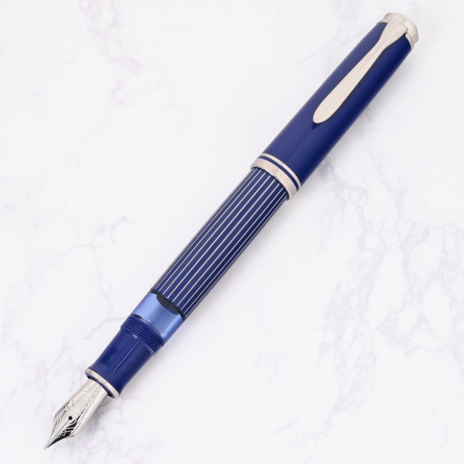 【名入れ可有料】ペリカン Pelikan 万年筆 スーべレーン メタルストライプブルー M815 ペン先EF(極細字) 特別生産品 高級筆記具 インク特典有 名入れギフト 万年筆 文房具【スペシャルラッピング660円(別売り)】
