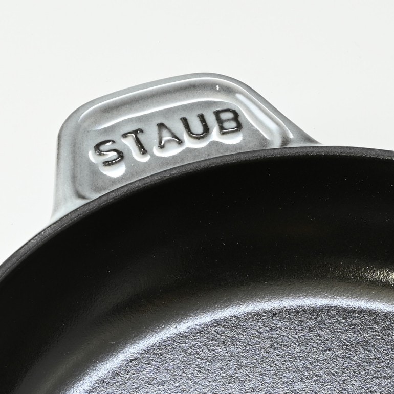 ストウブ staub ラウンドホットプレート 20cm 鋳物 ホーロー 鍋 なべ 調理器具 キッチン用品 グレー 1332018 (40509-578-0) 名入れ可有料 洋食器 【スペシャルラッピング大B対応(別売り)】