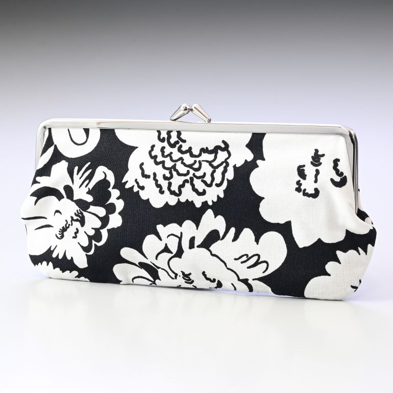 マリメッコ marimekko 小物入れ ポーチ ペンケース がま口 Puolikas Kukkaro Pieni Pioni ブラック×オフホワイト 091441 911 刺しゅう可有料 北欧雑貨 北欧デザイン ネコポス限定 送料無料<br>【スペシャルラッピング660円(別売り)】