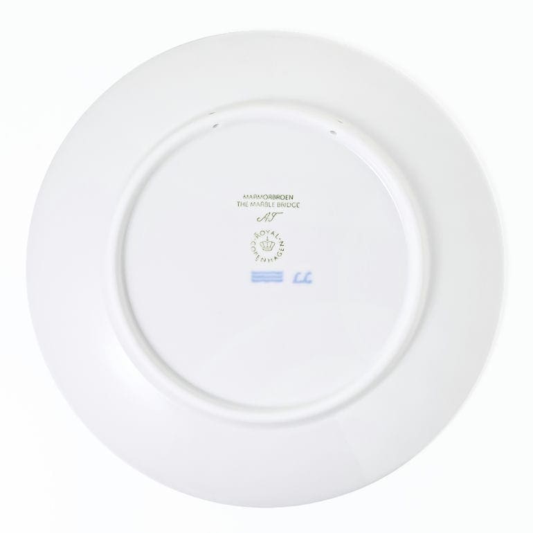 ロイヤルコペンハーゲン ROYAL COPENHAGEN イヤープレート 2026年 令和8年 皿立て付き マーブルブリッジ 1901126(1080363) 北欧食器 洋食器 高級 インテリア 置物 オブジェ<br>【スペシャルラッピング660円(別売り)】